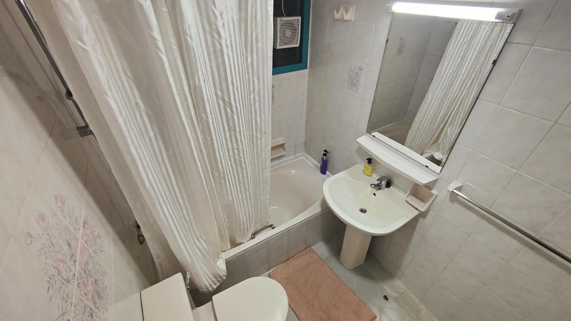 The Master 1, Couple Should Be Married. Apartamento Abu Dhabi Quarto em Acomodações Particulares